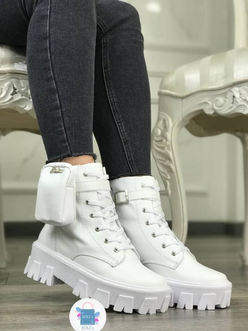 BOTA CON BOLSITO Y CADENA