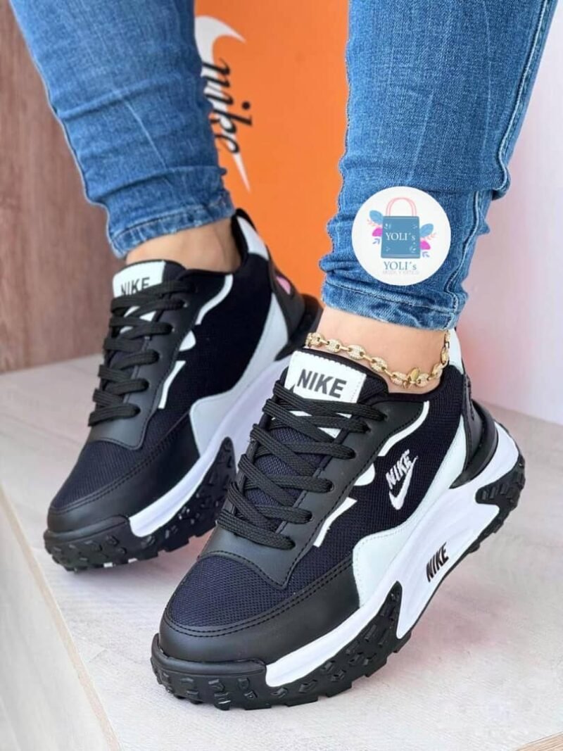 NIKE ROCA